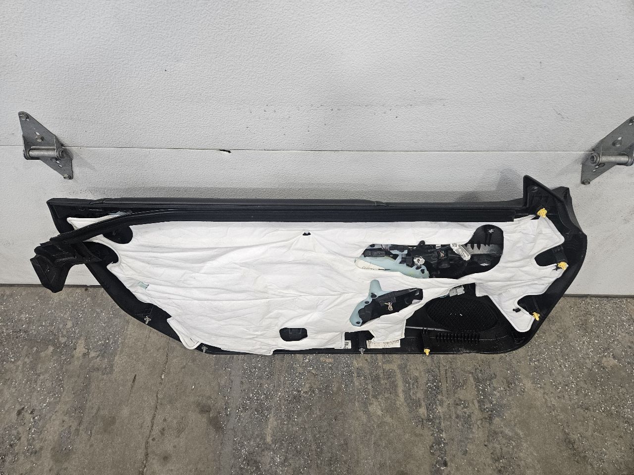 2019 CAMARO RH FRONT DOOR PANEL TRIM 2SS COUPE 32585 - image 13