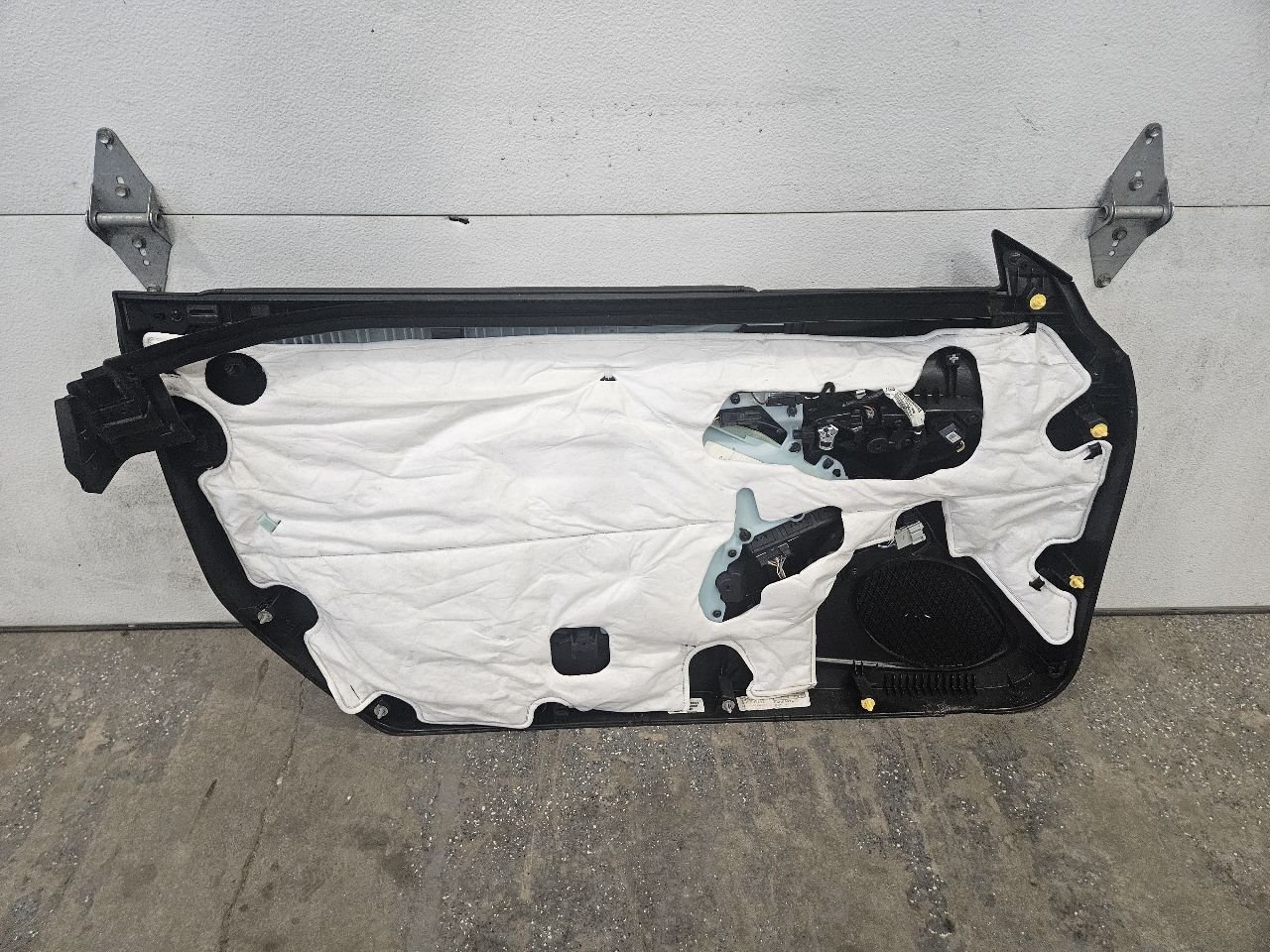2019 CAMARO RH FRONT DOOR PANEL TRIM 2SS COUPE 32585 - image 15