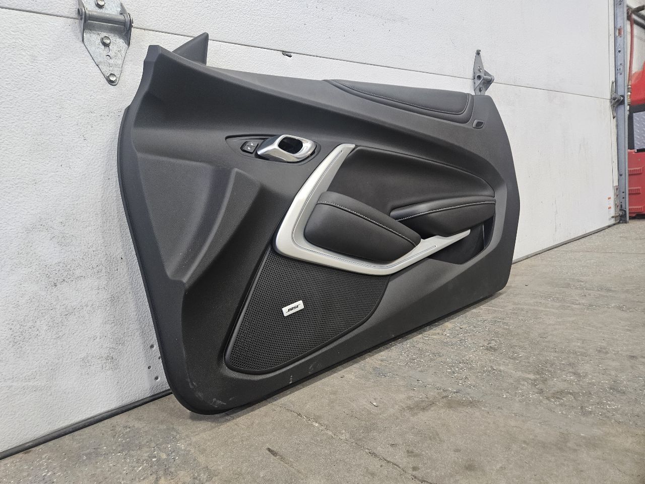 2019 CAMARO RH FRONT DOOR PANEL TRIM 2SS COUPE 32585 - image 2