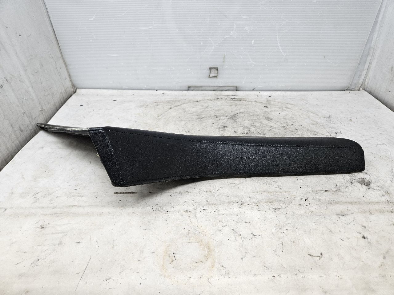 2018 ESCALAESV CENTER CONSOLE RH UPPER TRIM BLACK 32592 - image 2