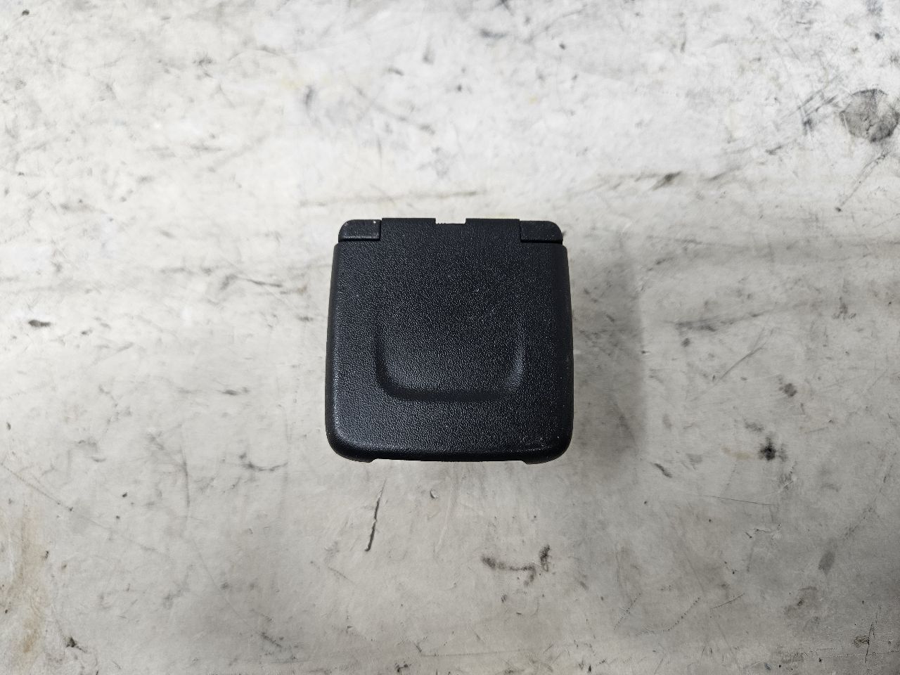 2018 ESCALAESV CONSOLE 120V AC OUTLET 22943127 32595 - image 1