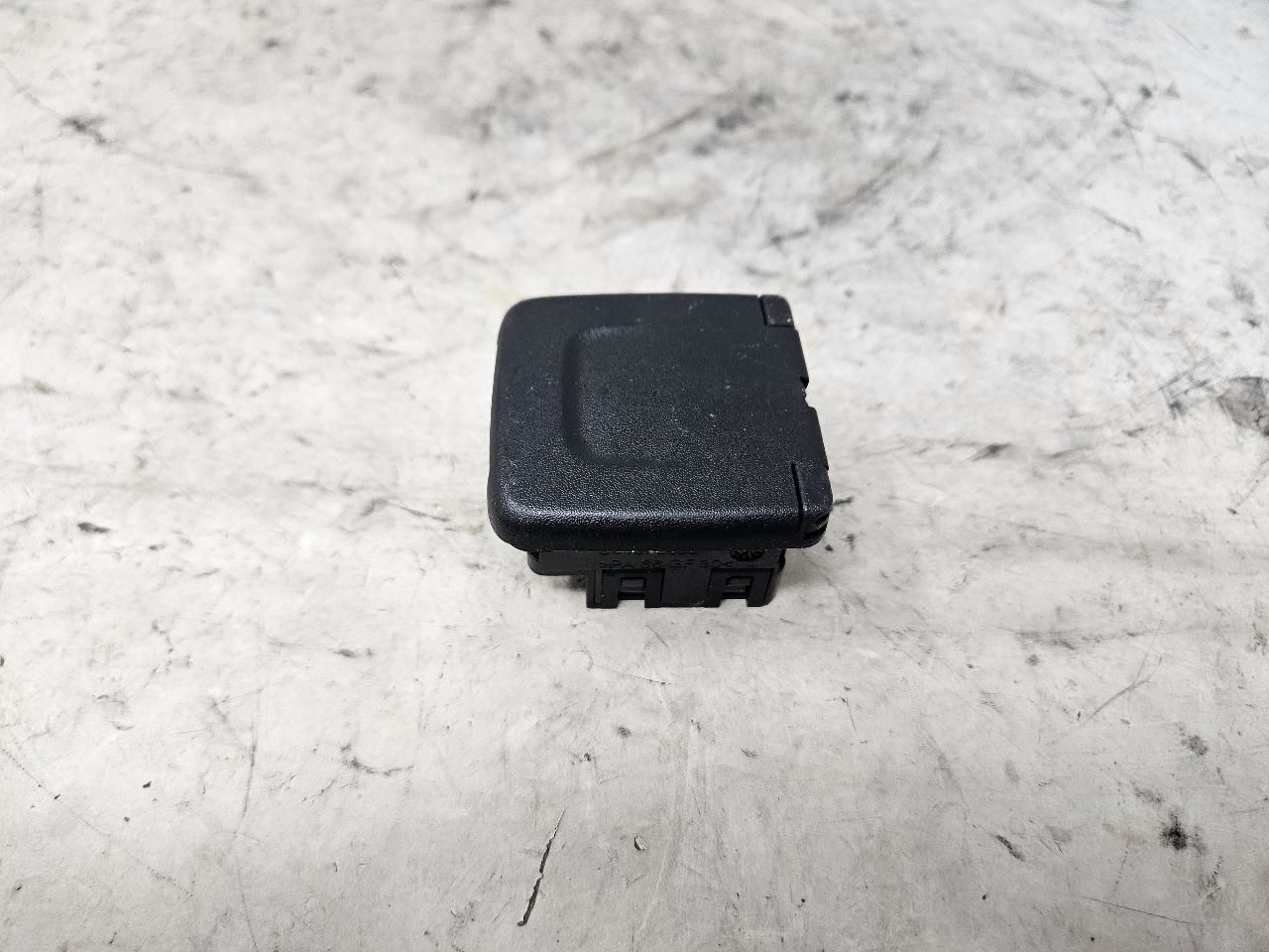 2018 ESCALAESV CONSOLE 120V AC OUTLET 22943127 32595 - image 2