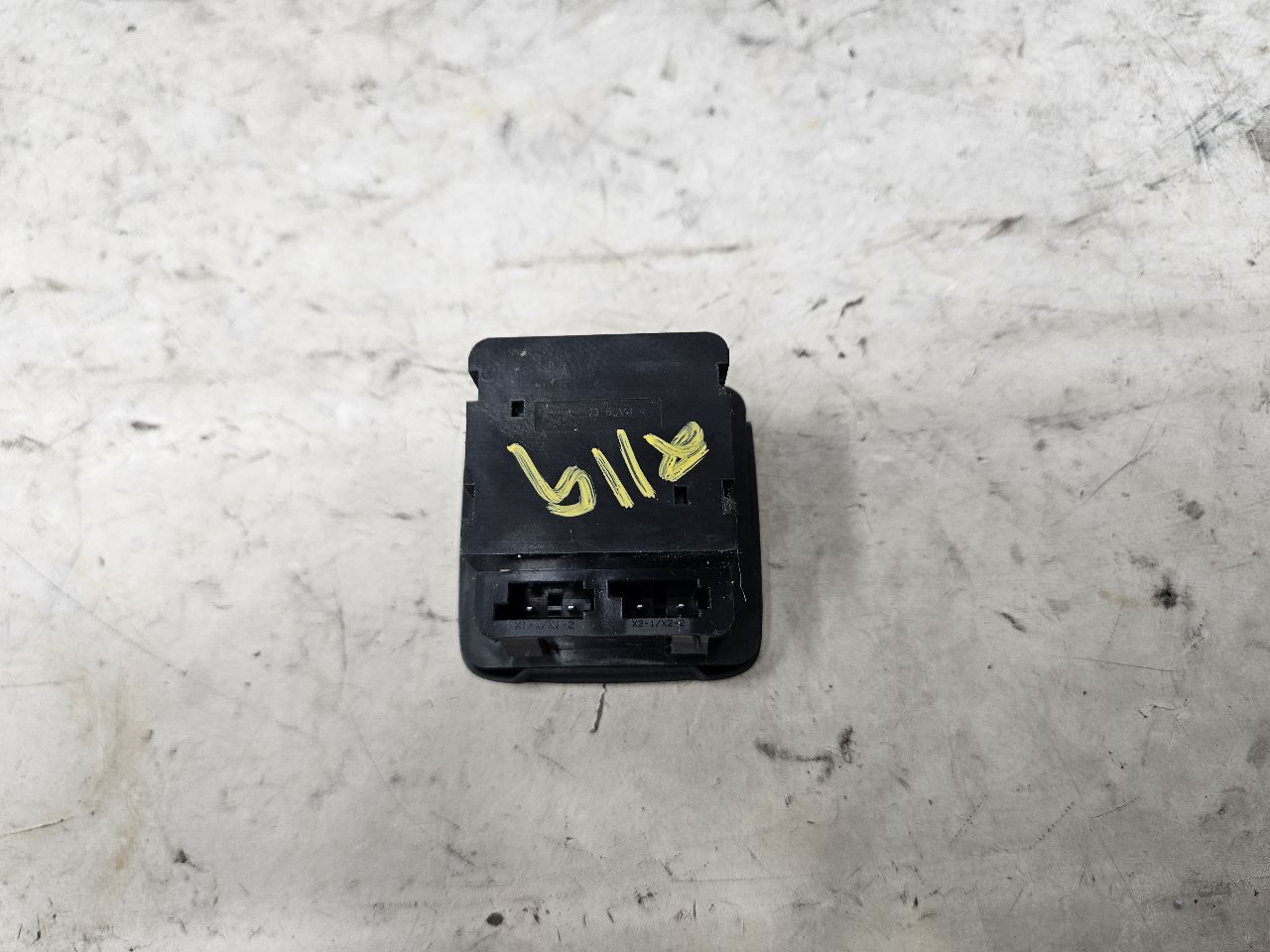 2018 ESCALAESV CONSOLE 120V AC OUTLET 22943127 32595 - image 3