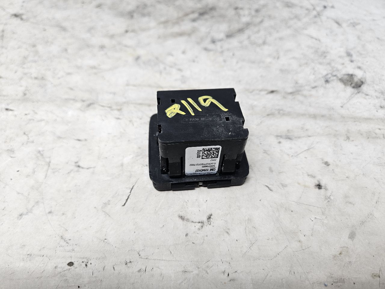 2018 ESCALAESV CONSOLE 120V AC OUTLET 22943127 32595 - image 4