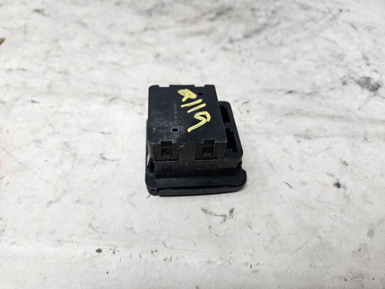 2018 ESCALAESV CONSOLE 120V AC OUTLET 22943127 32595 - image 5