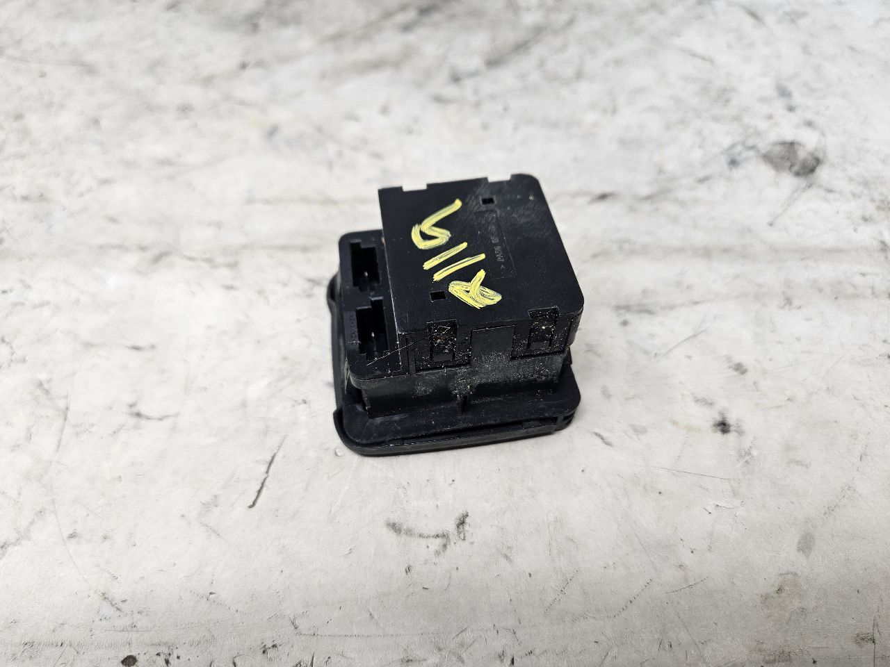 2018 ESCALAESV CONSOLE 120V AC OUTLET 22943127 32595 - image 7