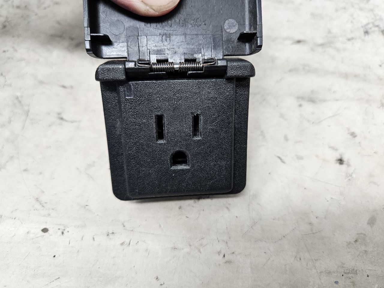 2018 ESCALAESV CONSOLE 120V AC OUTLET 22943127 32595 - image 8