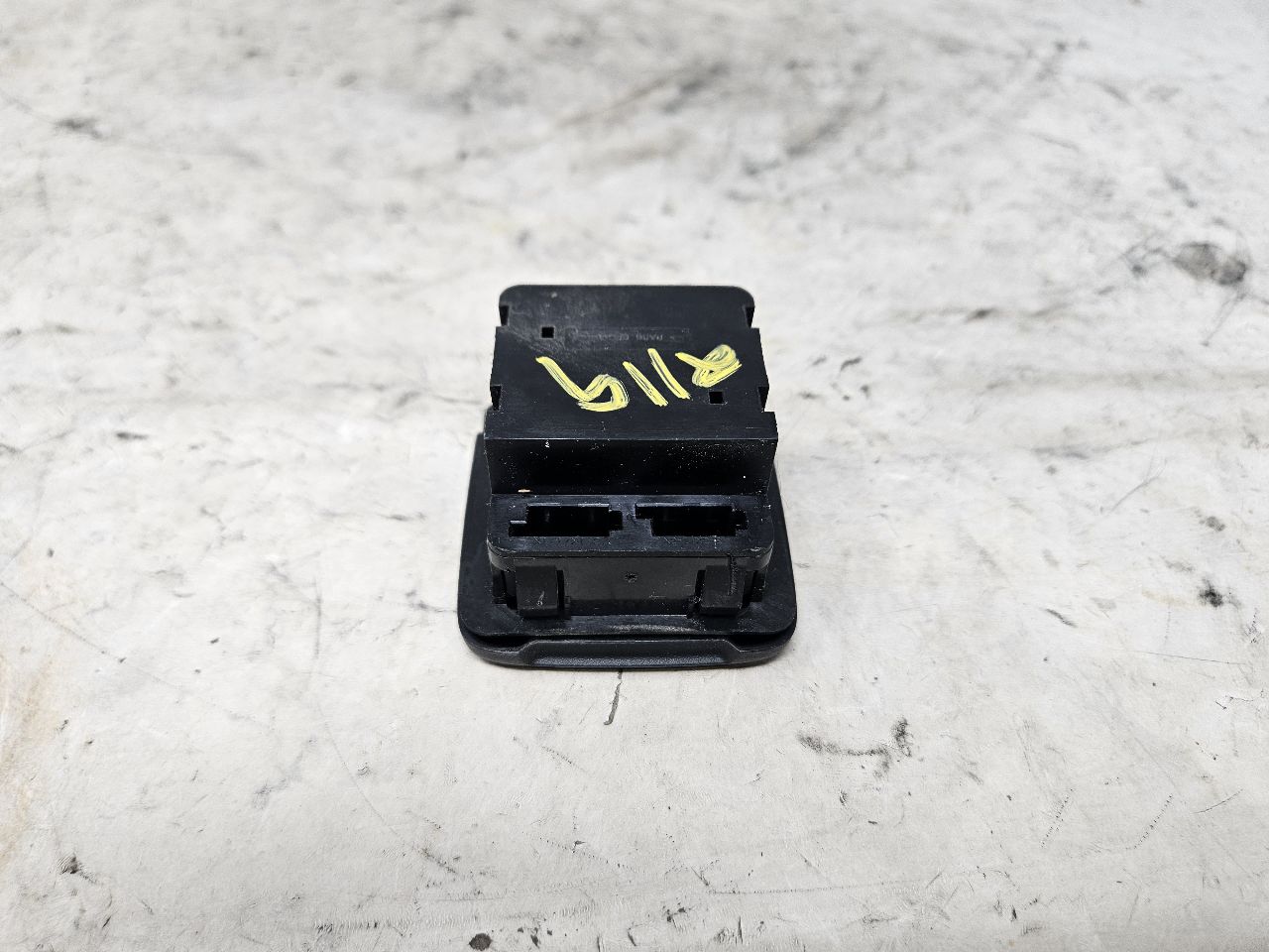 2018 ESCALAESV CONSOLE 120V AC OUTLET 22943127 32595 - image 9