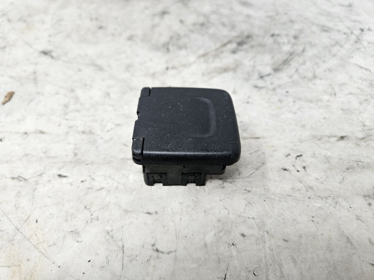 2018 ESCALAESV CONSOLE 120V AC OUTLET 22943127 32595 - image 10