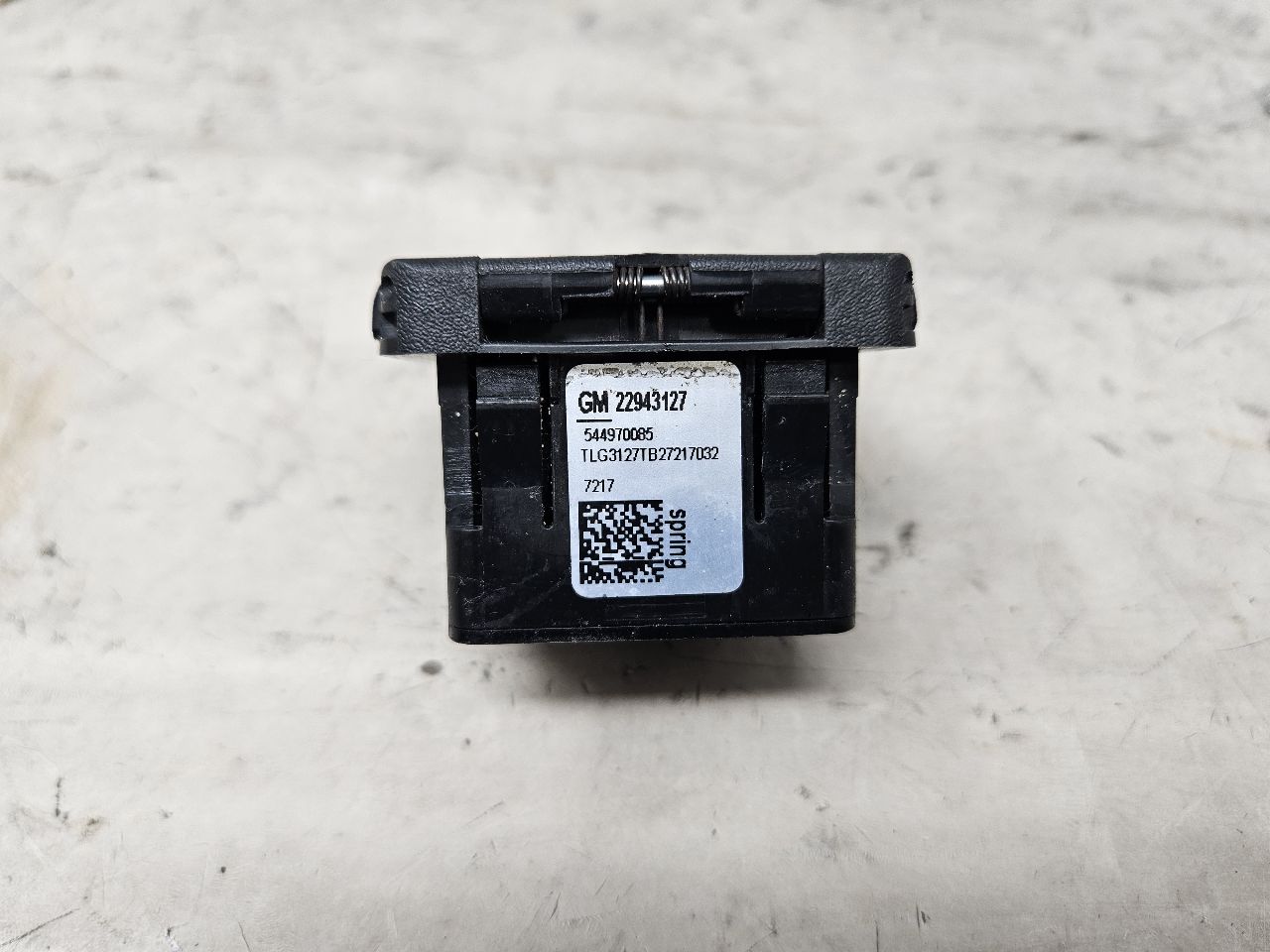 2018 ESCALAESV CONSOLE 120V AC OUTLET 22943127 32595 - image 11