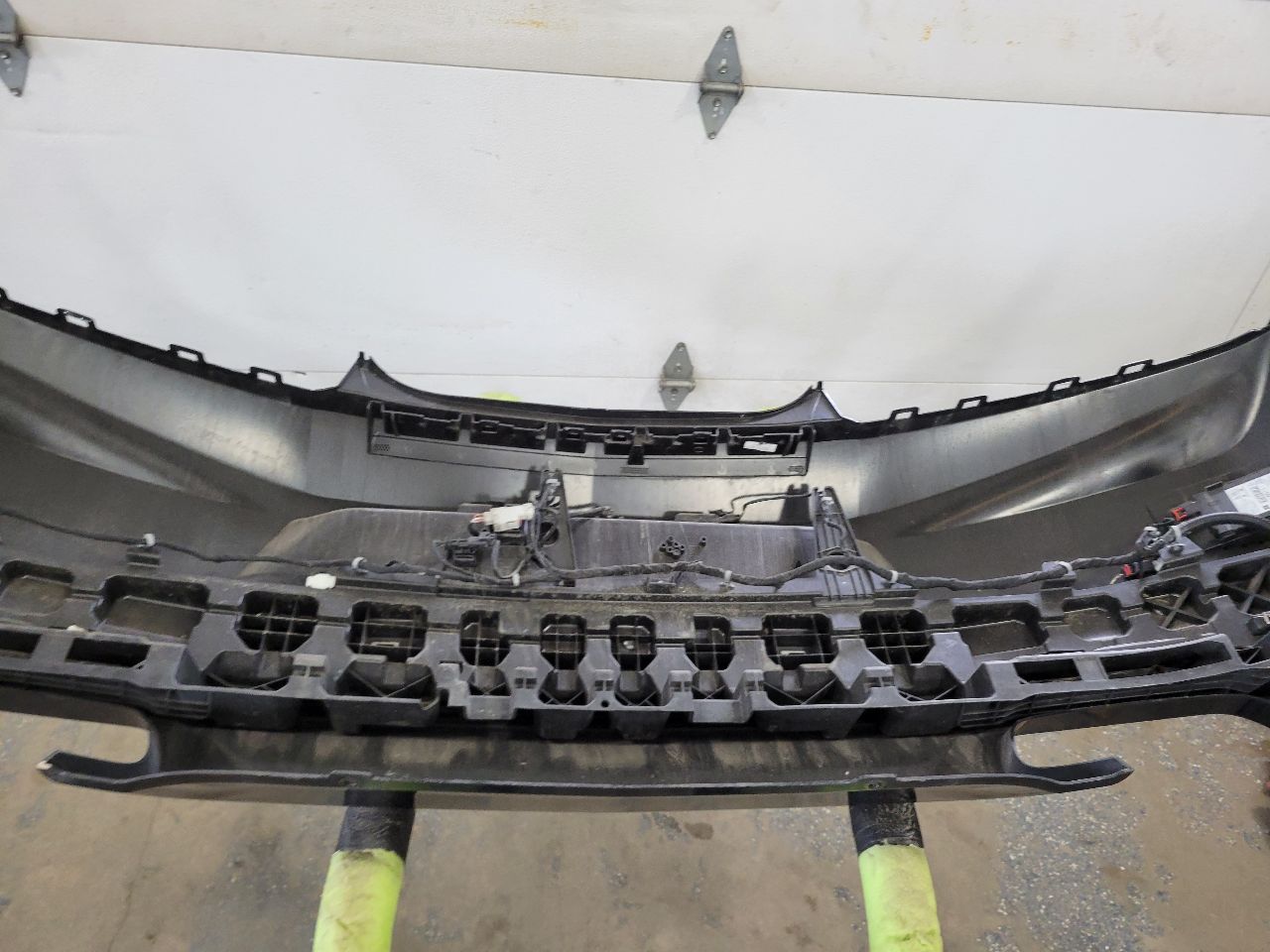 2017 CAMARO SS REAR BUMPER QUAD OUTLET BLACK GBA 32606 - image 4