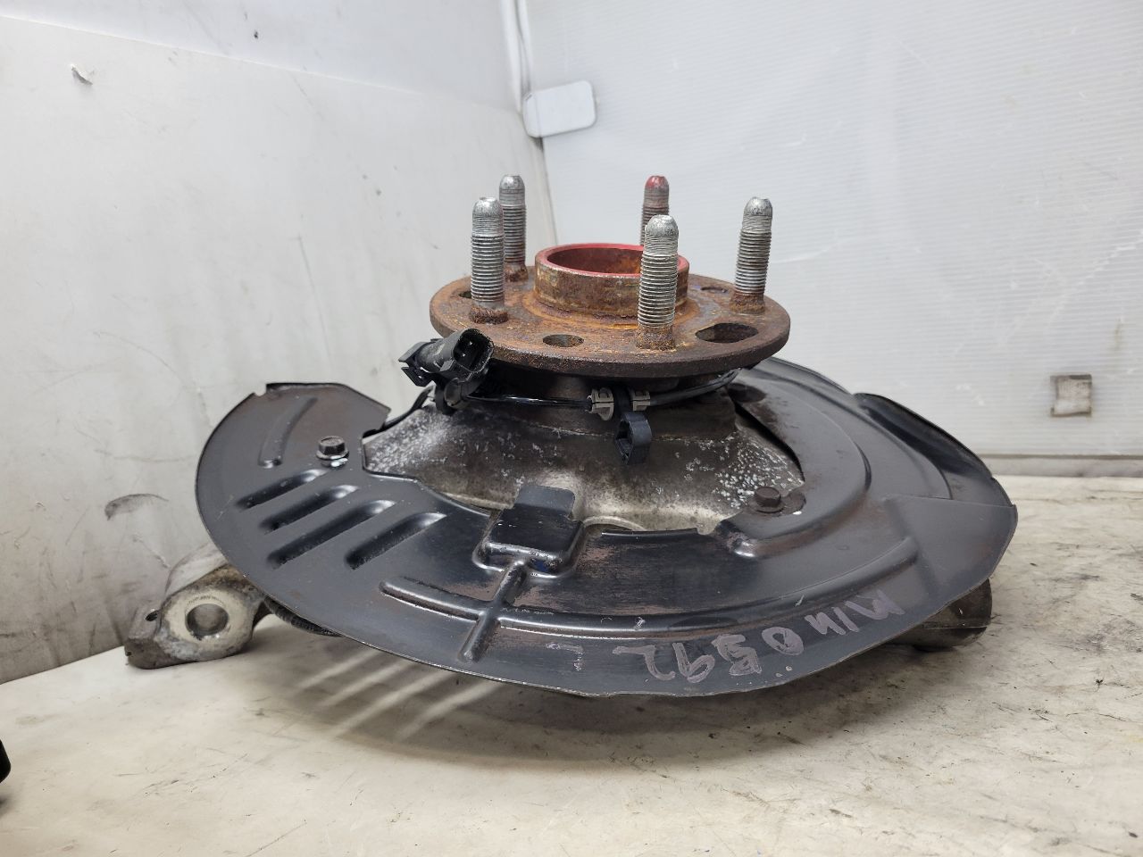 2017 CAMARO LH DRIVER FRONT SPINDLE W/HUB 48K 32632 - image 5