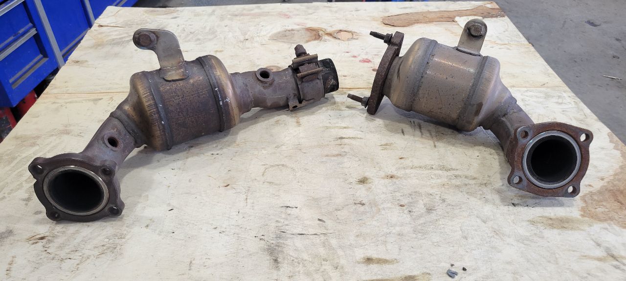2017 CAMARO OEM 6.2L EXHAUST Y PIPE PAIR 48K MI 32638 - image 1