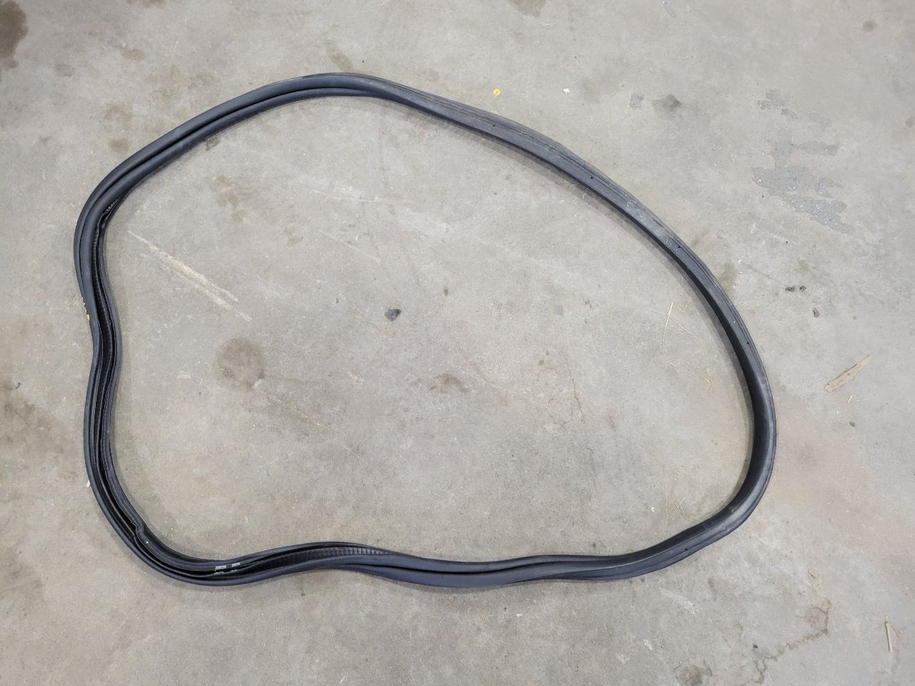 2017 CAMARO TRUNK LID WEATHERSTRIP 84126266 32729 - image 1