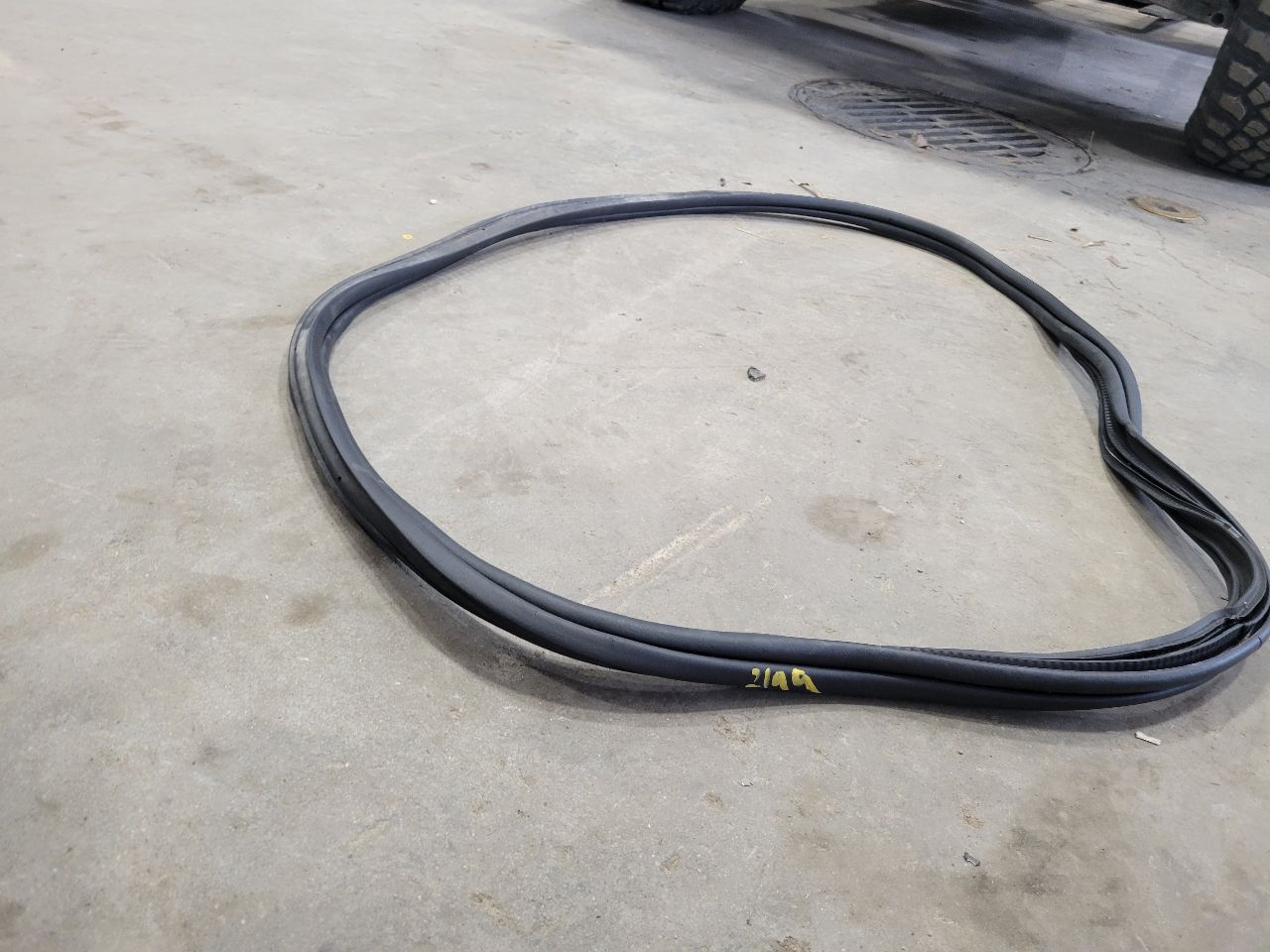 2017 CAMARO TRUNK LID WEATHERSTRIP 84126266 32729 - image 3