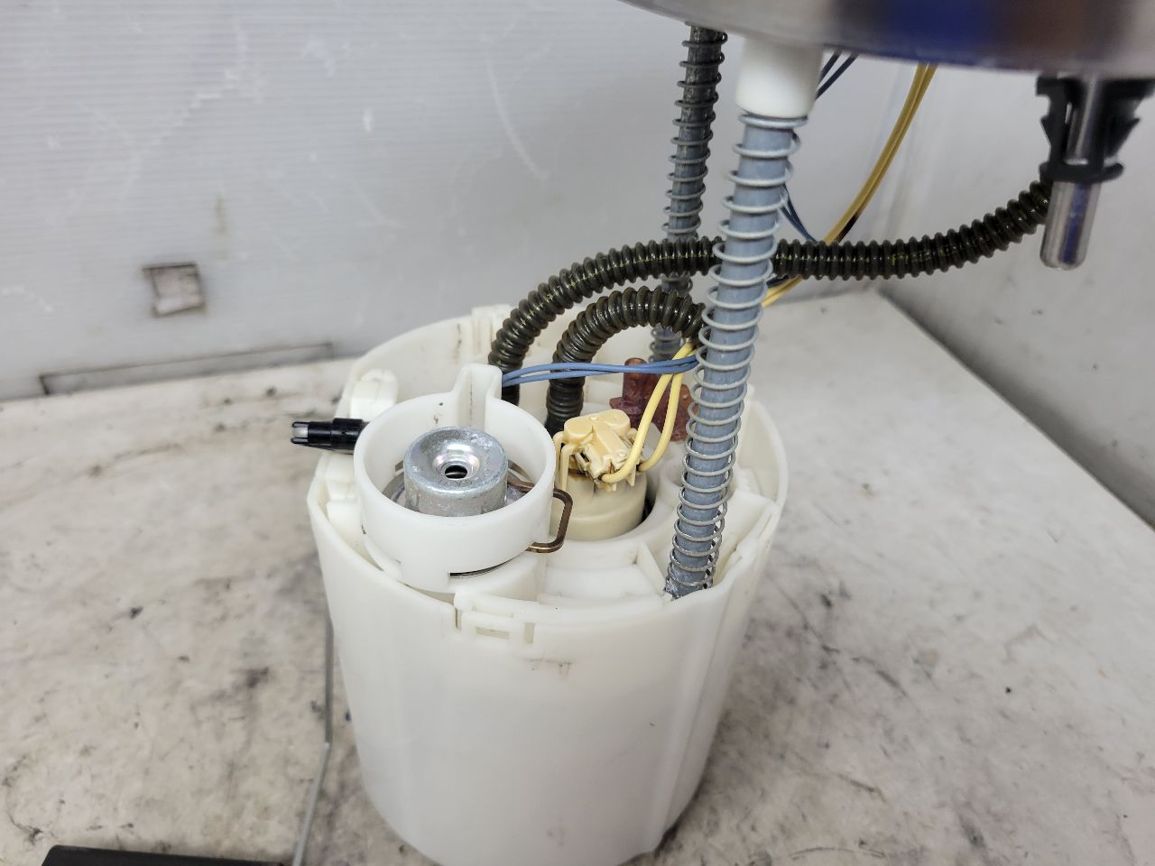 OEM 6.2L FUEL PUMP 13513337 22K MI 32740 - image 9