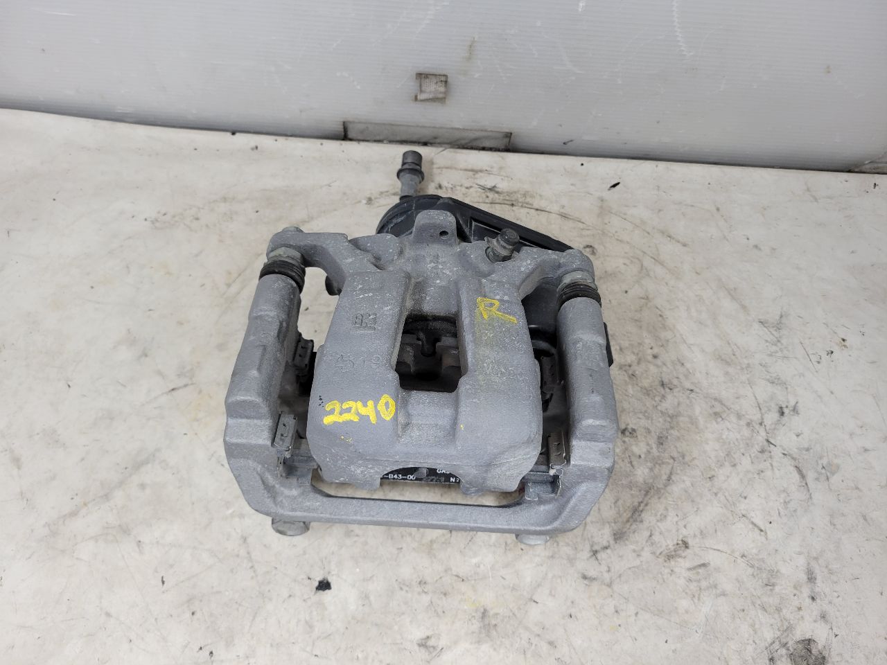 2022 SILVRDO15 RH REAR CALIPER ELECTRIC PARK BRAKE 32777 - image 2