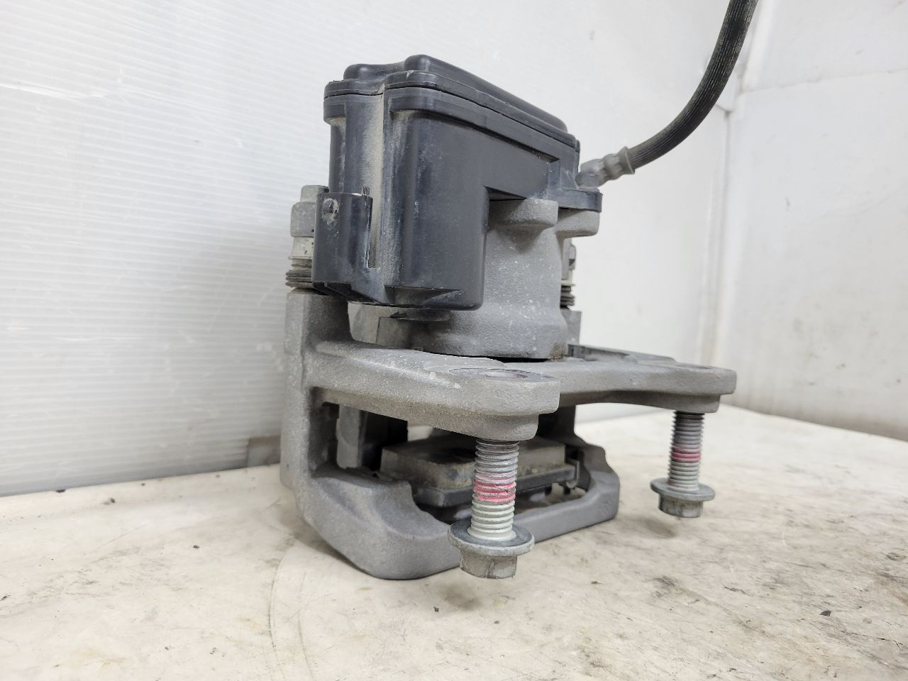 2022 SILVRDO15 RH REAR CALIPER ELECTRIC PARK BRAKE 32777 - image 13