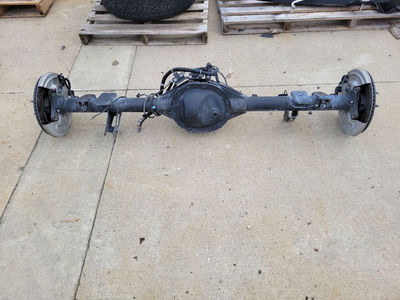 2022 SILVRDO15 REAR AXLE 9.75" 3.23 GU5 G80 25K MI 32796 - image 1