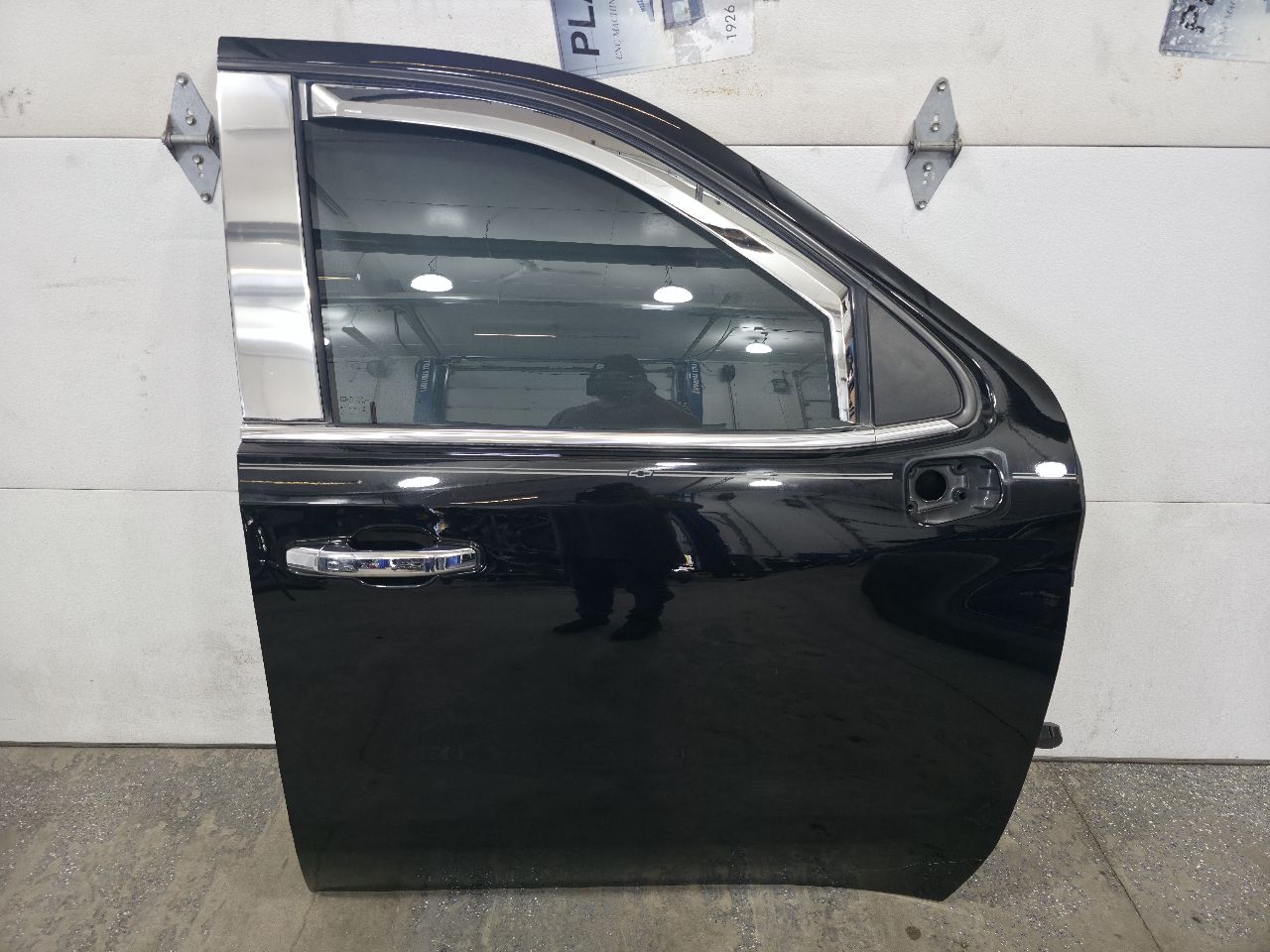 2022 SILVRDO15 RH FRONT DOOR BLACK GBA 000 32802 - image 1