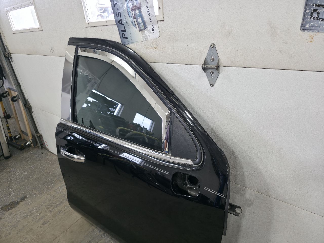 2022 SILVRDO15 RH FRONT DOOR BLACK GBA 000 32802 - image 4