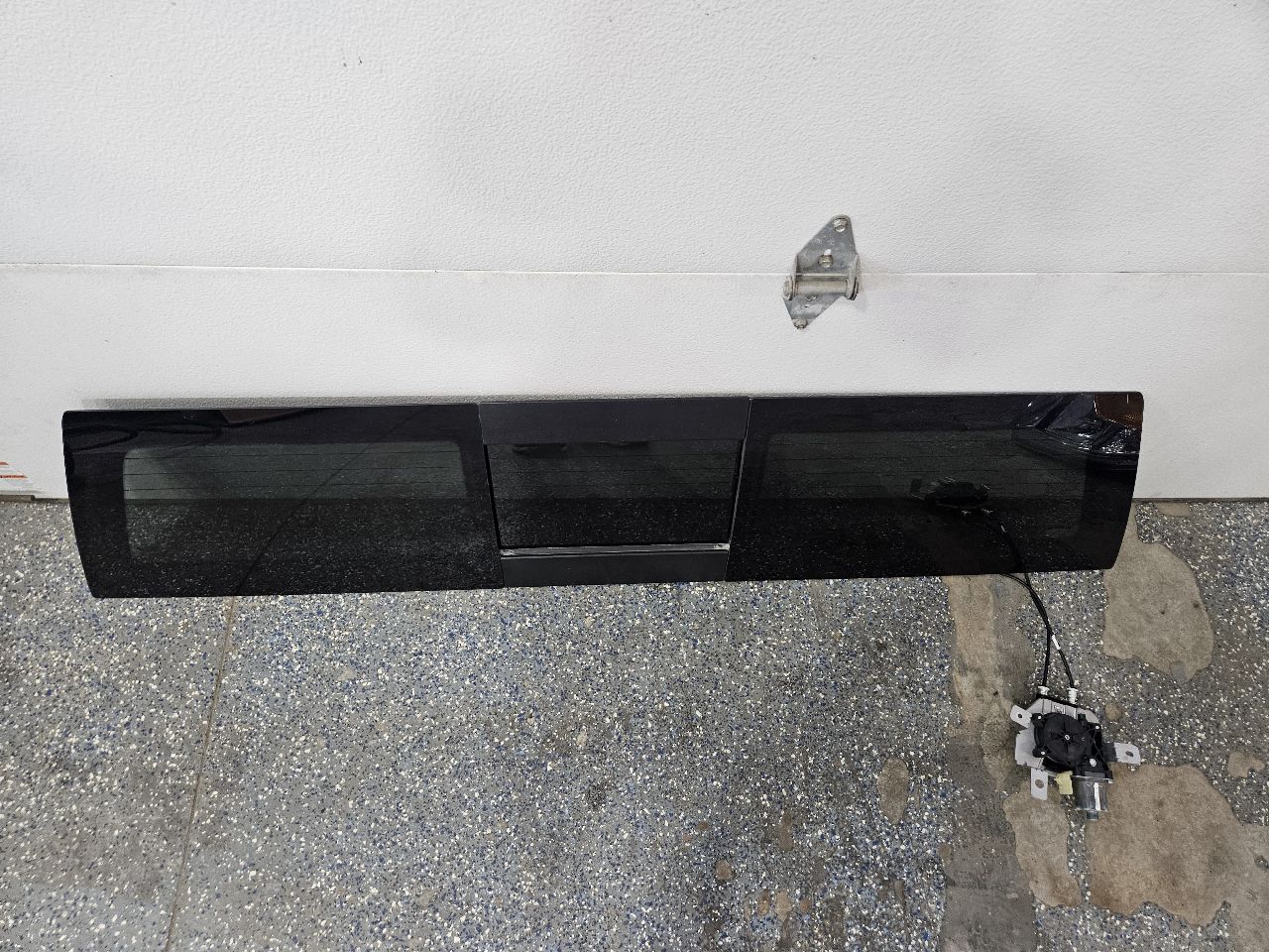 2022 SILVRDO15 POWER SLIDING BACK GLASS ON SHELF 32805 - image 10