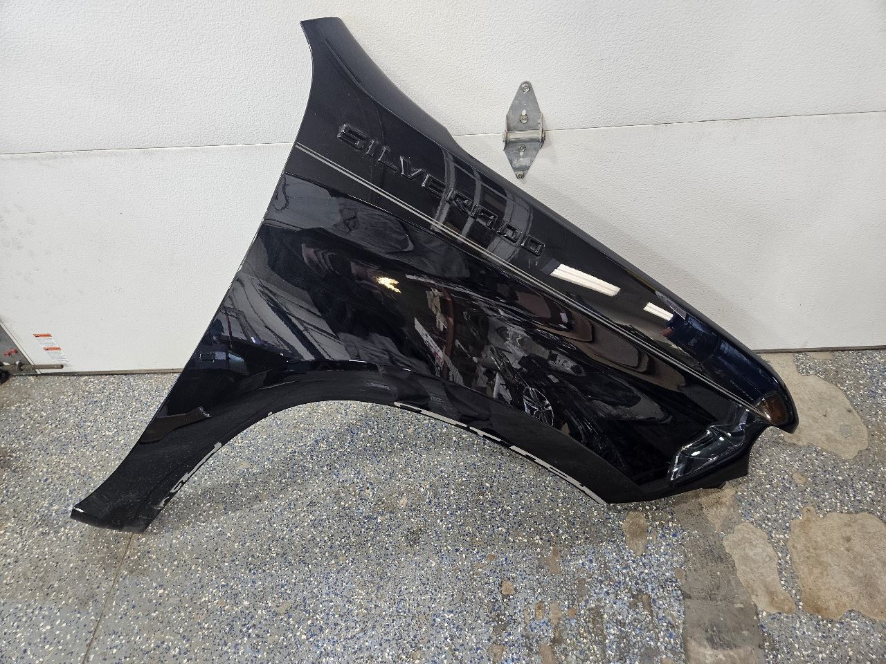 2022 SILVRDO15 RH FENDER BLACK GBA 000 32806 - image 1
