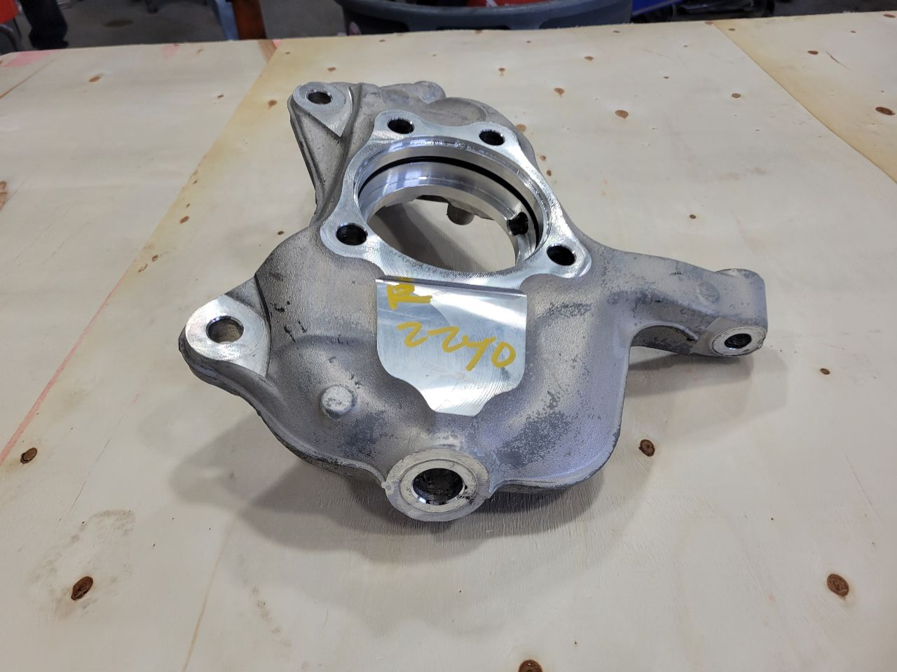 2022 SILVRDO15 RH PASSENGER FRONT SPINDLE KNUCKLE 32812 - image 2