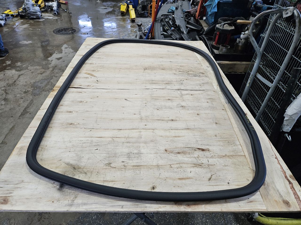 2022 SILVRDO15 REAR DOOR WEATHERSTRIPPING LH OR RH 32819 - image 2