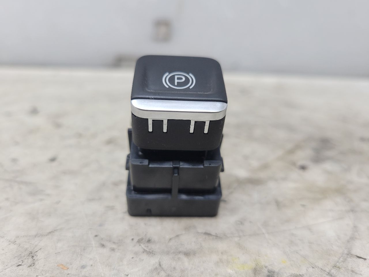 2022 SILVRDO15 EMERGENCY PARK BRAKE SWTICH 84701517 32853 - image 2