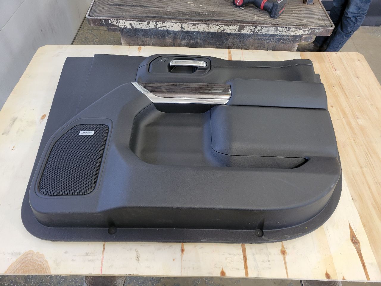 2022 SILVRDO15 RH FRONT DOOR PANEL TRIM BLACK BOSE 32872 - image 1
