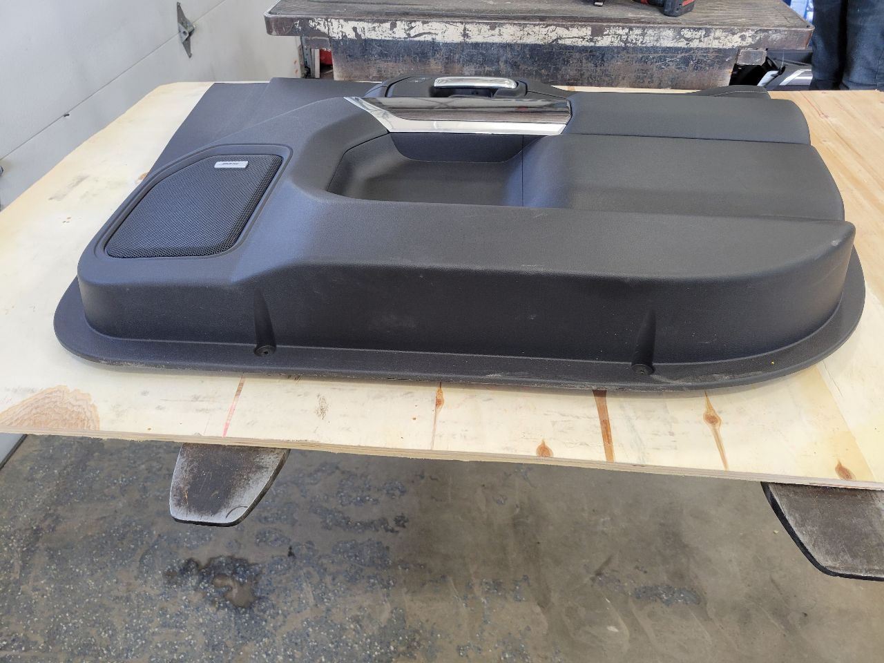 2022 SILVRDO15 RH FRONT DOOR PANEL TRIM BLACK BOSE 32872 - image 2