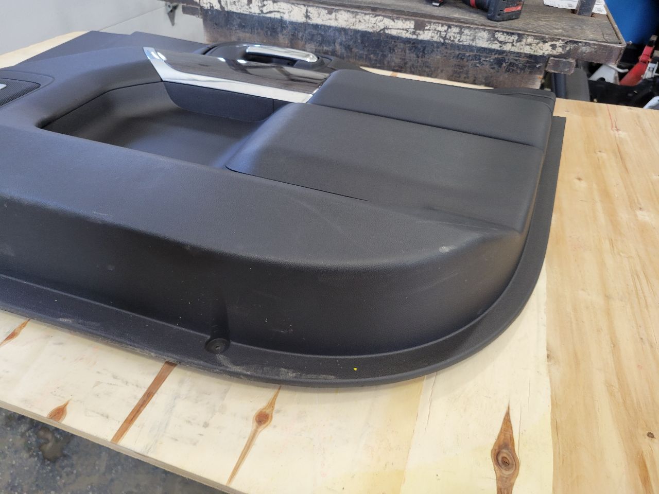 2022 SILVRDO15 RH FRONT DOOR PANEL TRIM BLACK BOSE 32872 - image 4