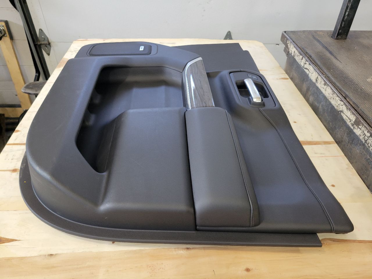 2022 SILVRDO15 RH FRONT DOOR PANEL TRIM BLACK BOSE 32872 - image 5