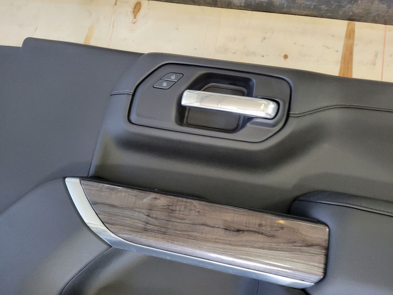 2022 SILVRDO15 RH FRONT DOOR PANEL TRIM BLACK BOSE 32872 - image 6