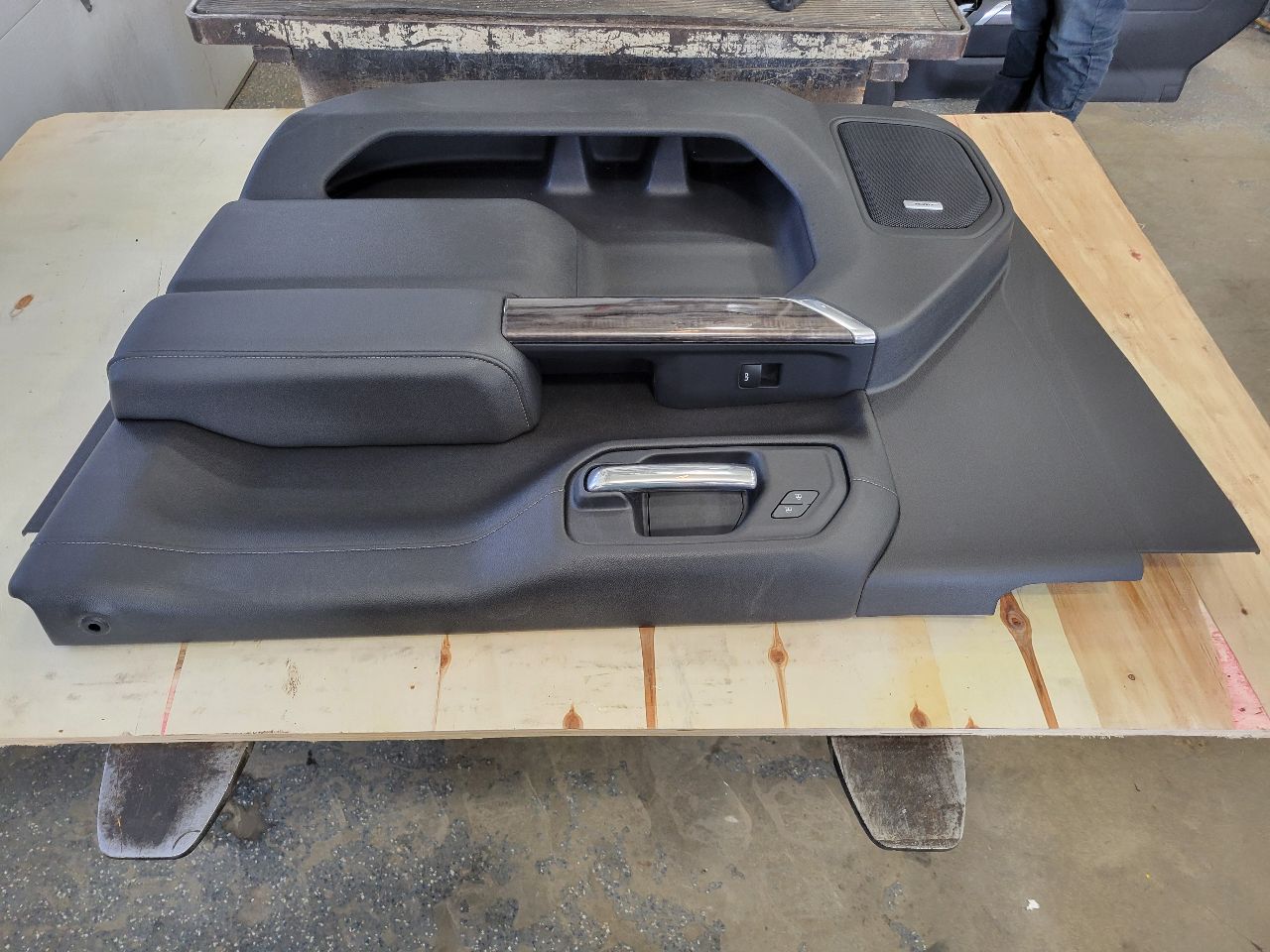 2022 SILVRDO15 RH FRONT DOOR PANEL TRIM BLACK BOSE 32872 - image 7