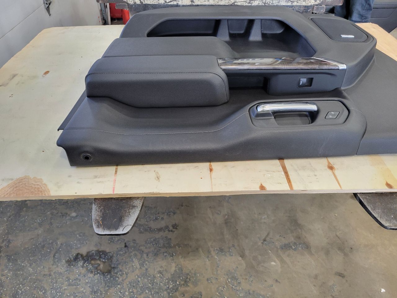 2022 SILVRDO15 RH FRONT DOOR PANEL TRIM BLACK BOSE 32872 - image 8