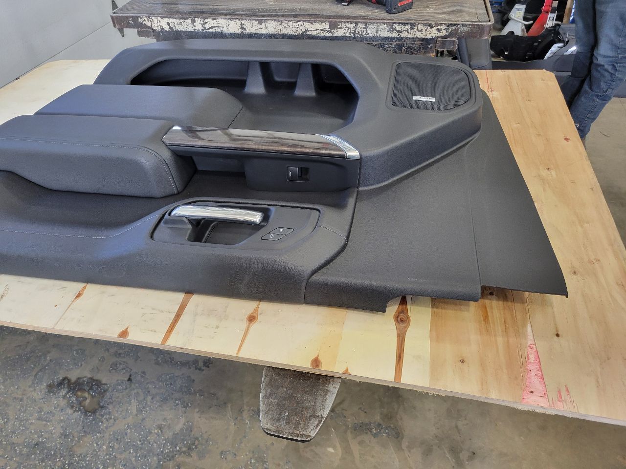 2022 SILVRDO15 RH FRONT DOOR PANEL TRIM BLACK BOSE 32872 - image 9