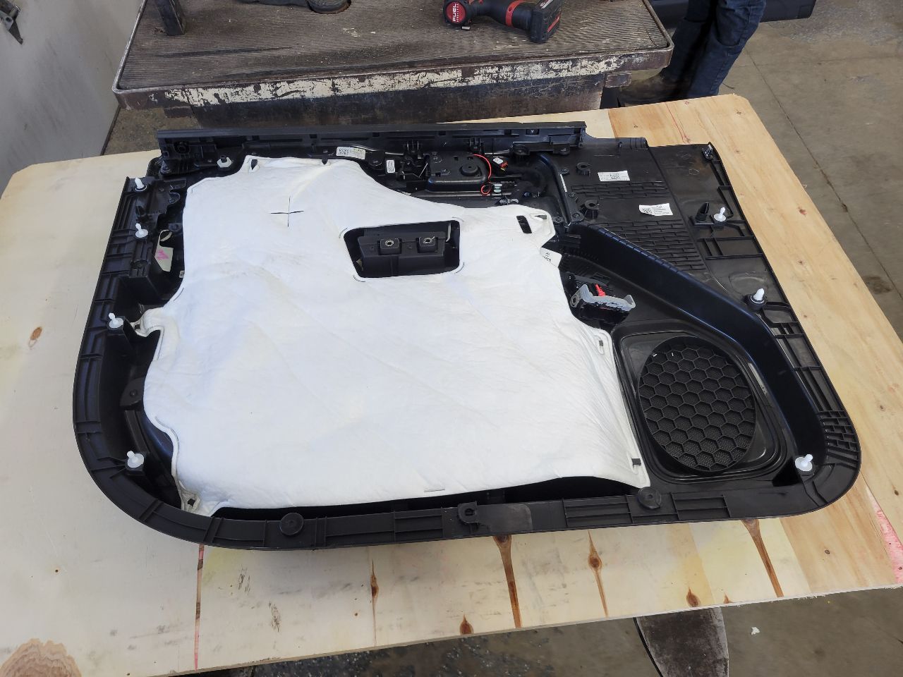 2022 SILVRDO15 RH FRONT DOOR PANEL TRIM BLACK BOSE 32872 - image 10