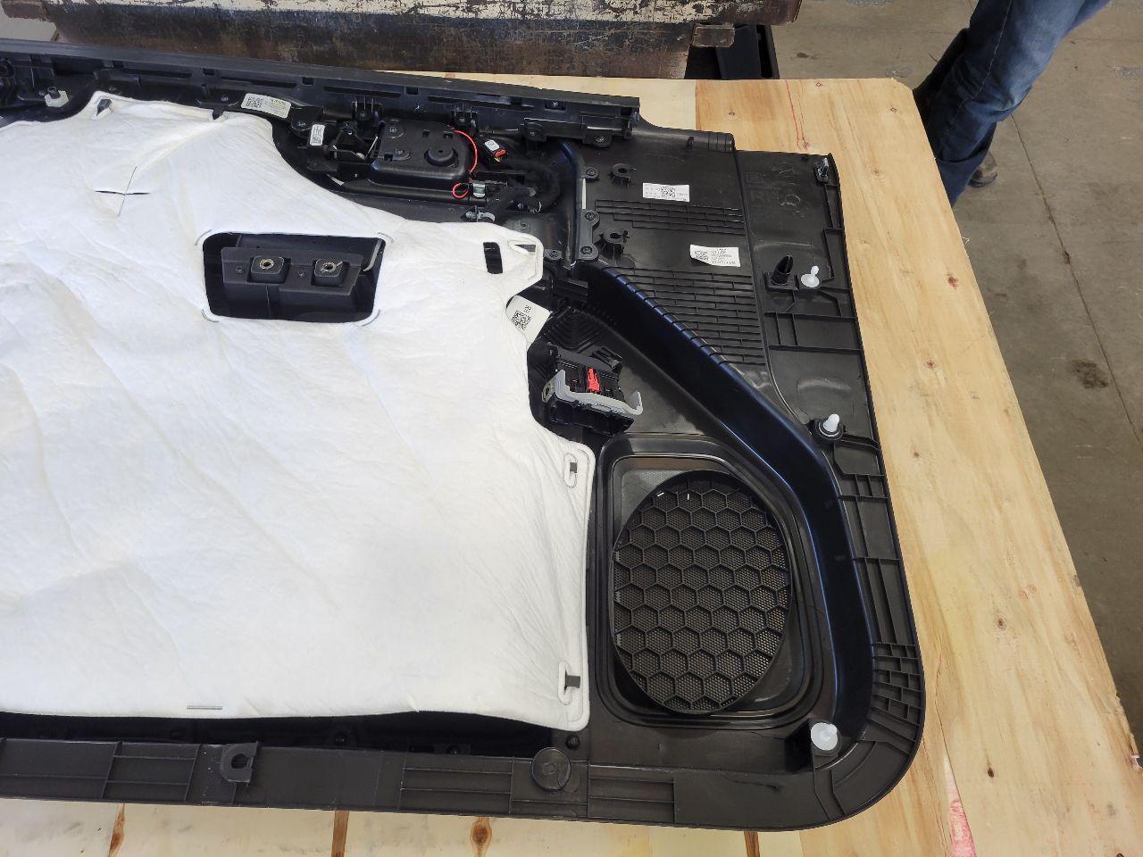 2022 SILVRDO15 RH FRONT DOOR PANEL TRIM BLACK BOSE 32872 - image 12