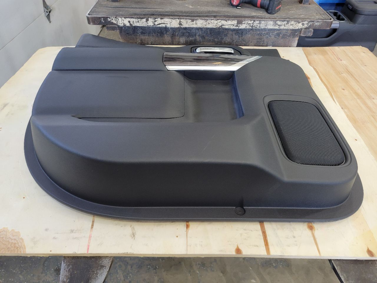 2022 SILVRDO15 LH REAR DOOR PANEL CREW CAB BLACK 32873 - image 2