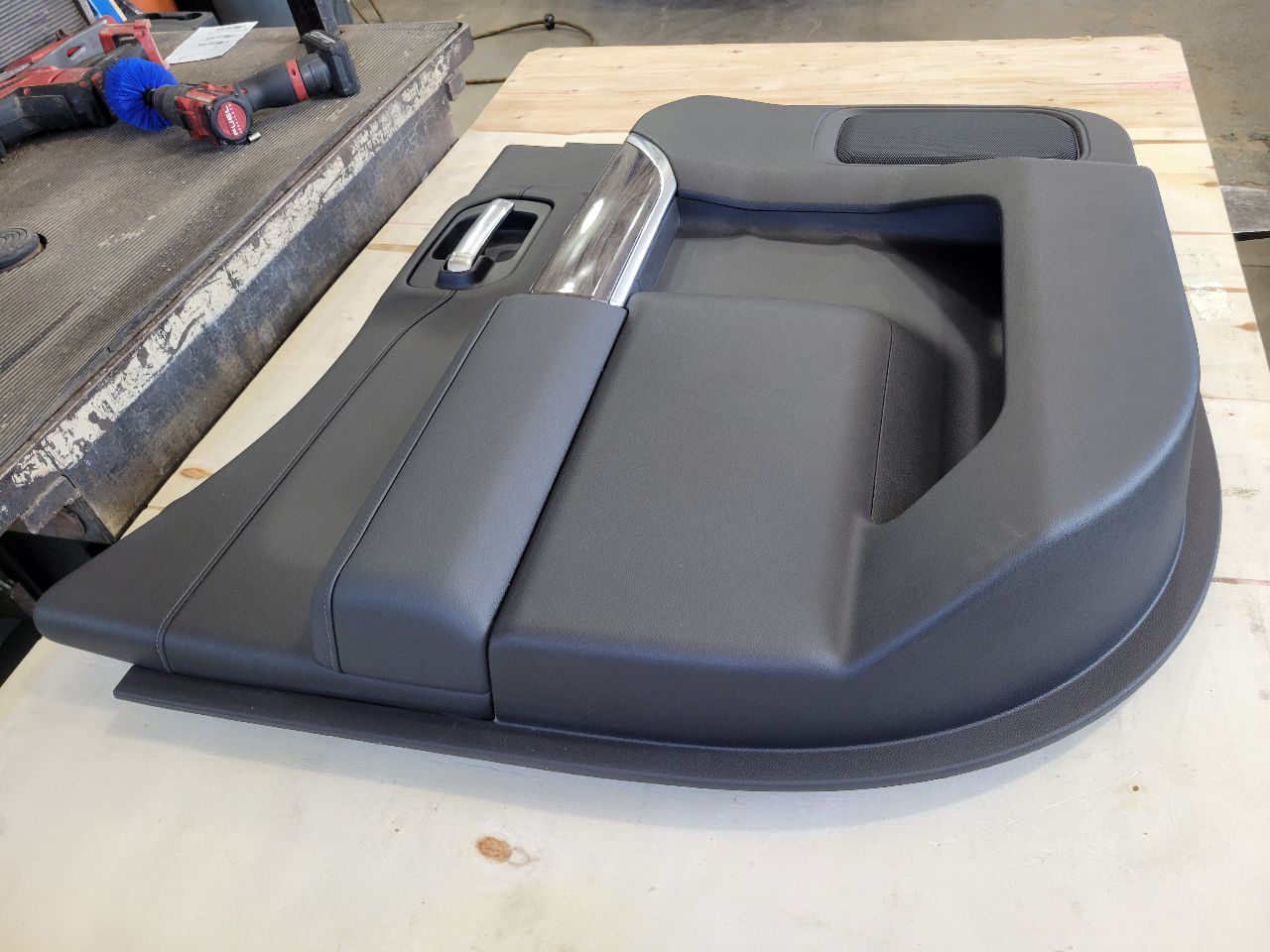 2022 SILVRDO15 LH REAR DOOR PANEL CREW CAB BLACK 32873 - image 4