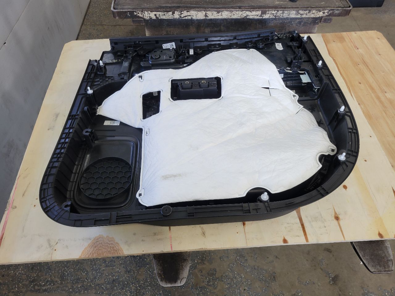 2022 SILVRDO15 LH REAR DOOR PANEL CREW CAB BLACK 32873 - image 7