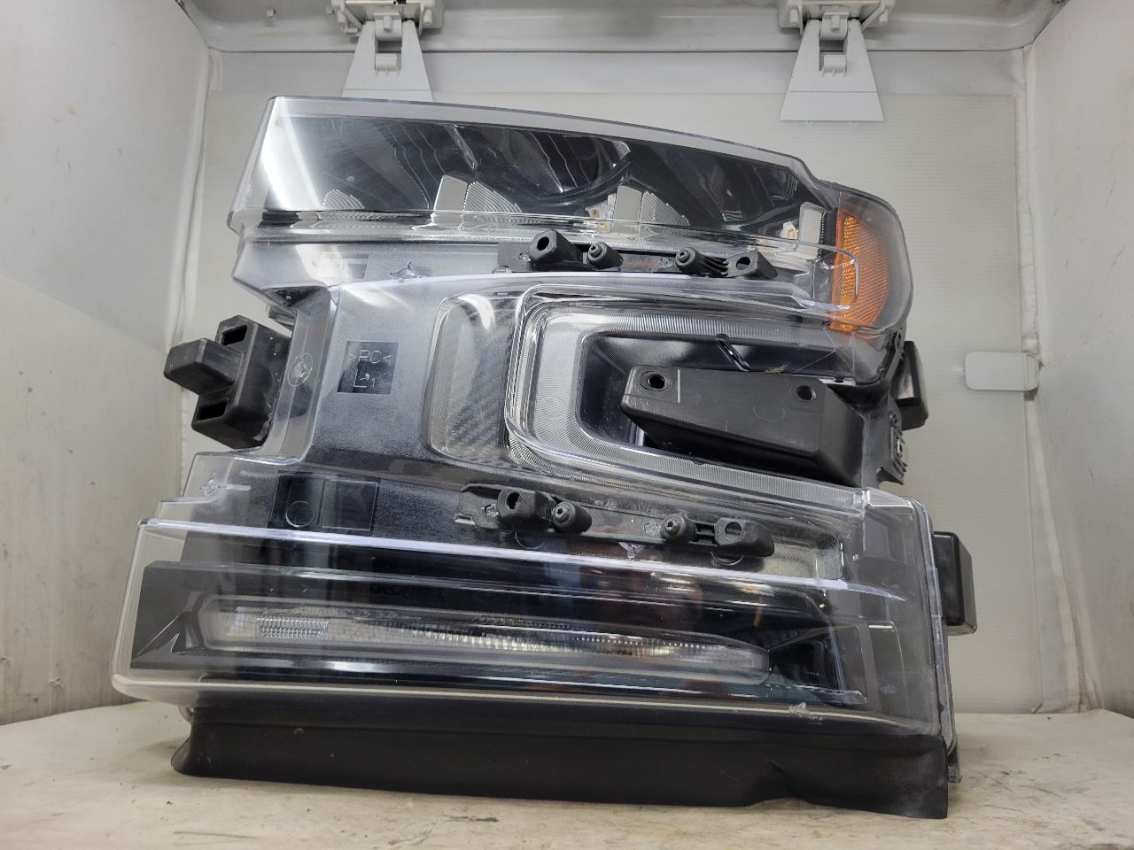 2022 SILVRDO15 LH HEADLAMP NICE 2 REPAIRED TABS 32880 - image 2
