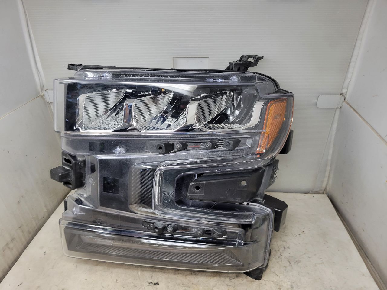 2022 SILVRDO15 LH HEADLAMP NICE 2 REPAIRED TABS 32880 - image 3