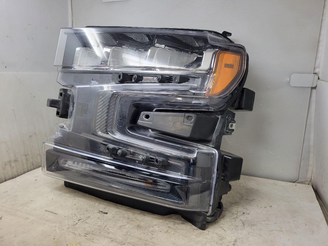 2022 SILVRDO15 LH HEADLAMP NICE 2 REPAIRED TABS 32880 - image 4