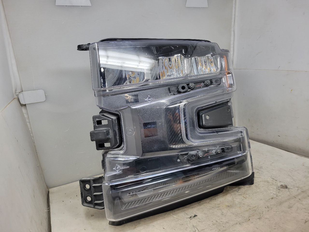 2022 SILVRDO15 LH HEADLAMP NICE 2 REPAIRED TABS 32880 - image 5