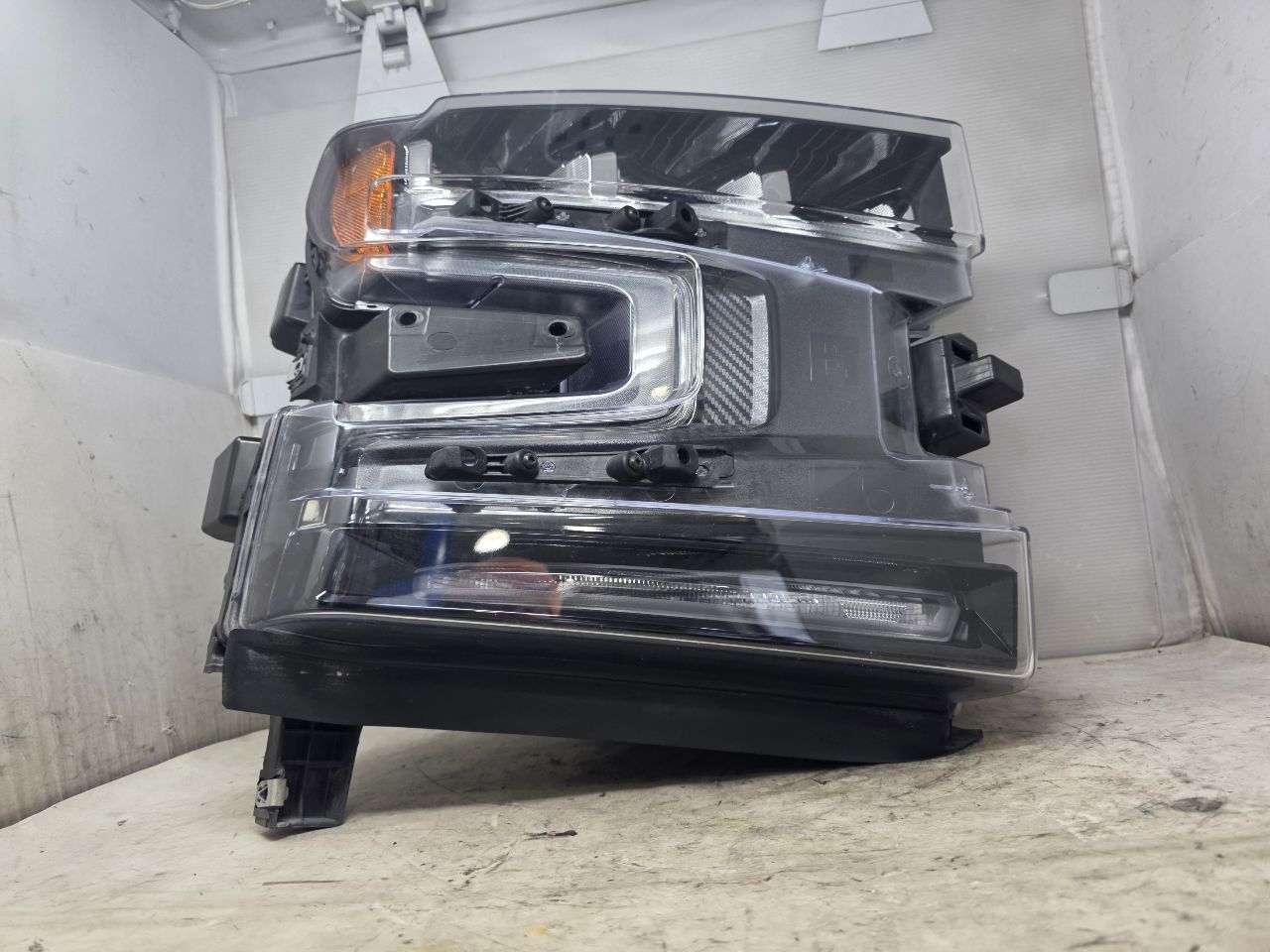 2022 SILVRDO15 RH HEADLAMP NICE CONDITION 25K 32881 - image 2