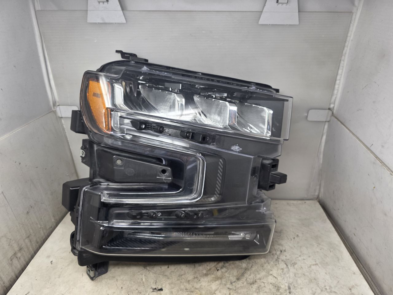 2022 SILVRDO15 RH HEADLAMP NICE CONDITION 25K 32881 - image 3