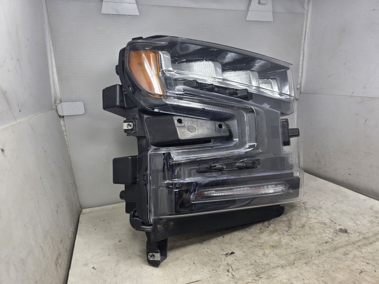 2022 SILVRDO15 RH HEADLAMP NICE CONDITION 25K 32881 - image 4